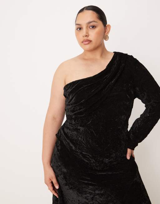 Vestido largo negro asimétrico y drapeado de terciopelo de ASOS DESIGN Curve, 2 de 4