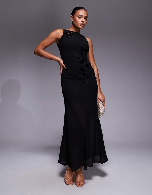 Vestido largo negro con bordado floral, detalle de abertura y cuello alto de Rare London