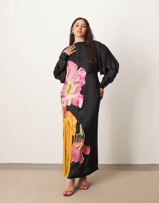 Vestido largo negro con espalda abierta, hombros pronunciados y bordado floral con detalles en cascada de ARRANGE Curve