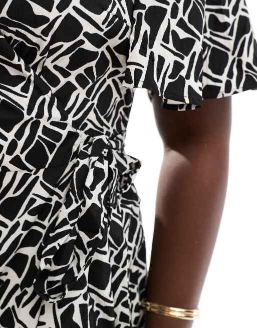 Vestido largo negro con estampado abstracto y parte delantera cruzada de Vero Moda Curve, 3 de 4