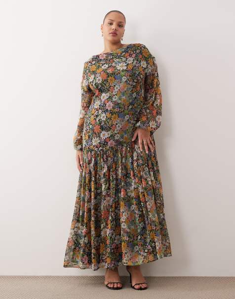 Vestido largo negro con estampado floral, cuello barco y falda de godets de chifón de ASOS DESIGN Curve - view 1