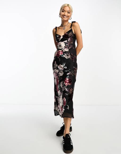 Vestido largo negro con estampado floral y detalle de copas de terciopelo devoré de Sisters of the Tribe