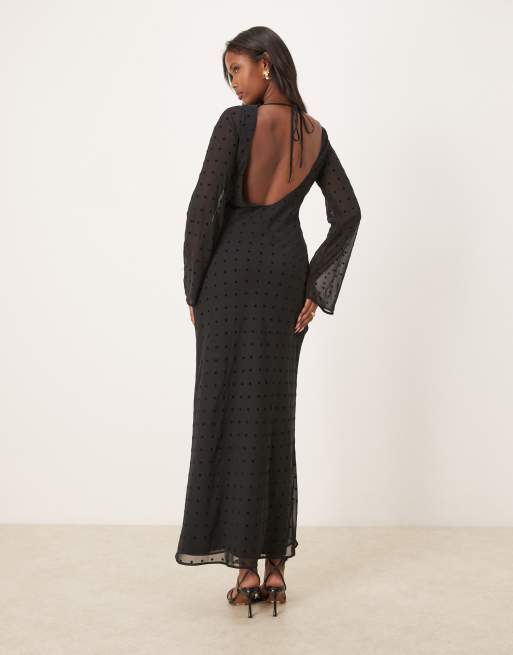 Vestido largo negro con mangas ángel y estampado de lunares de chifón de ASOS DESIGN, 3 de 4
