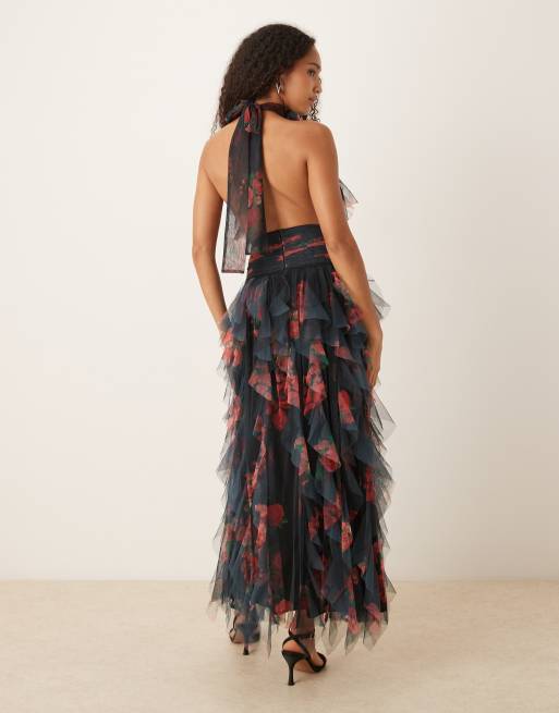 Vestido largo negro con volante, flor y espalda al aire de Lace & Beads, 4 de 4
