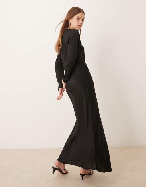 Vestido largo negro de corte al bies con detalle de botones de satén de ASOS DESIGN, 3 de 4