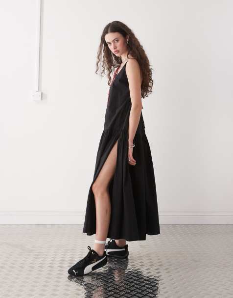 Vestido largo negro escalonado vaporoso con detalle de espalda escotada con lazada de Monki - view 1