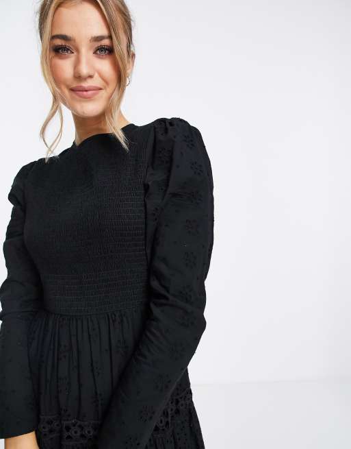 Vestido largo negro escalonado y fruncida con diseño bordado variado e insertos de encaje de ASOS DESIGN, 4 de 4