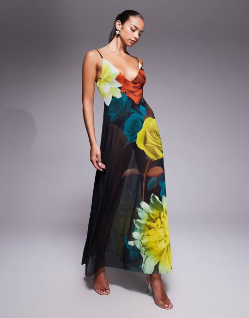 Vestido largo negro escotado con estampado floral extragrande y pantalones cortos integrados de tejido transparente de AFRM