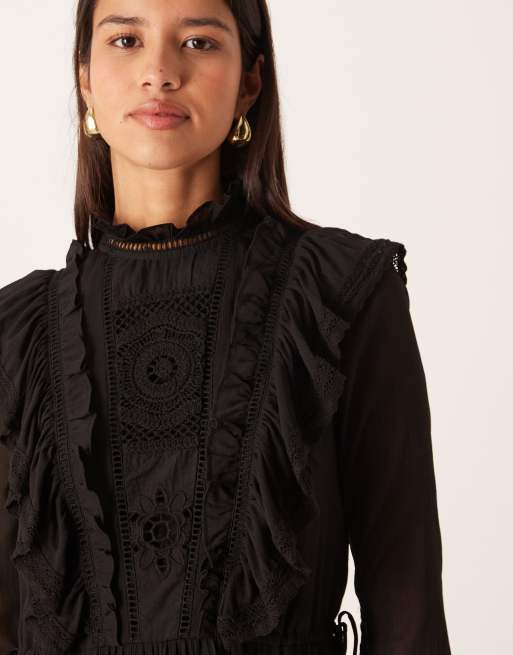 Vestido largo negro medianoche con cuello alto, volantes, lazadas e insertos de encaje de ASOS DESIGN, 3 de 4