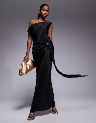 Vestido largo negro plisado con hombro caído retorcido y detalle