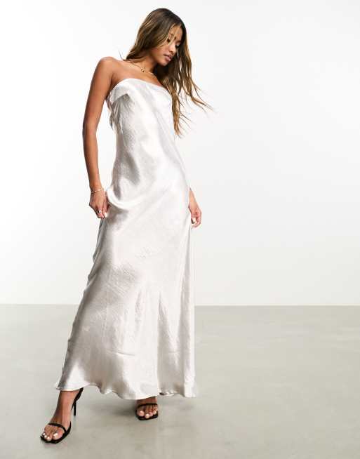 Vestido largo plateado con espalda al aire y escote palabra de honor de satén efecto repujado de Aria Cove