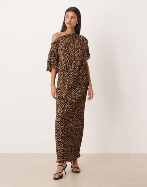 Vestido largo plisado con estampado de leopardo y hombro caído Tilly de Never Fully Dressed - view 1