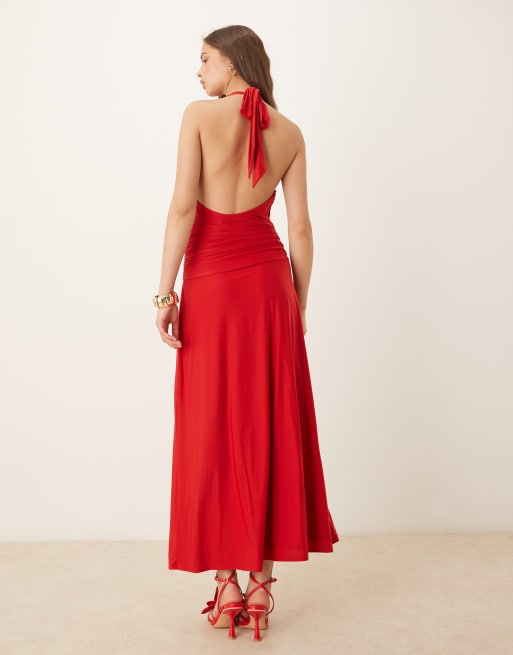 Vestido largo rojo con cuello halter y detalle anudado en la parte