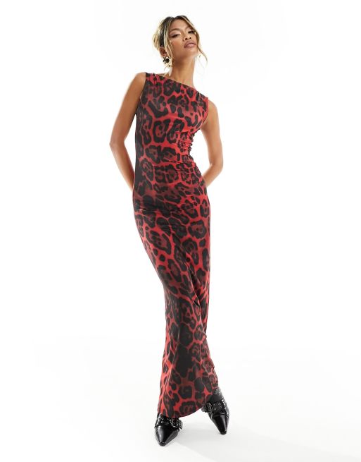 Vestido largo rojo con estampado de leopardo y cuello barco de