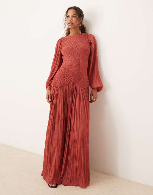 Vestido largo rojo de manga larga con cintura baja y diseño fruncido de tejido efecto rugoso de ASOS DESIGN