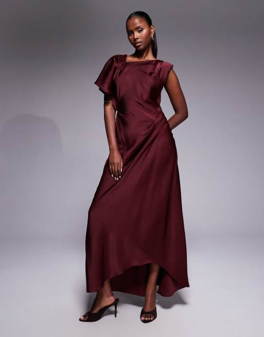 Vestido largo rojo intenso con cuello asimétrico y detalles plisados en los hombros y la falda de satén de ASOS DESIGN