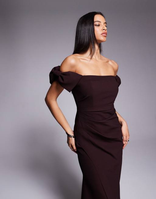 Vestido largo rojo vino con escote Bardot fruncido de Forever New, 2 de 4