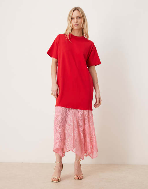 Vestido largo rojo y rosa estilo camiseta extragrande de punto liso con falda de encaje de Never Fully Dressed Petite, 2 de 4