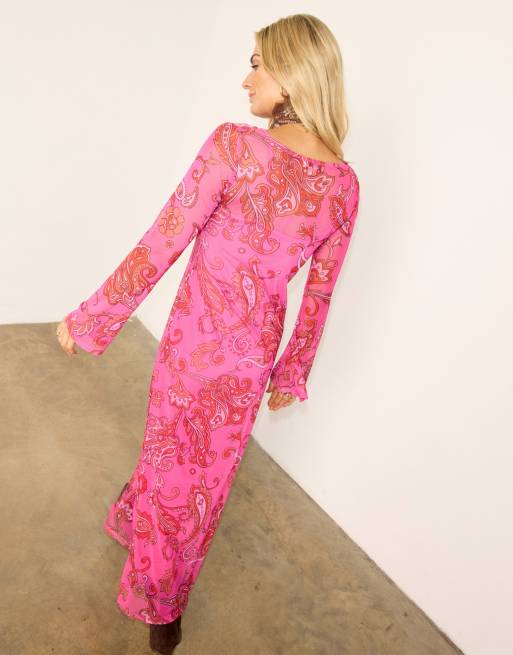 Vestido largo rosa con estampado de cachemir, cuello barco y mangas acampanadas de malla de Never Fully Dressed, 4 de 4