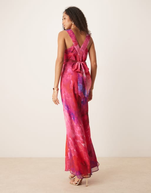 Vestido largo rosa estampado con cuello de pico y lazada en la espalda de Hope & Ivy, 3 de 4