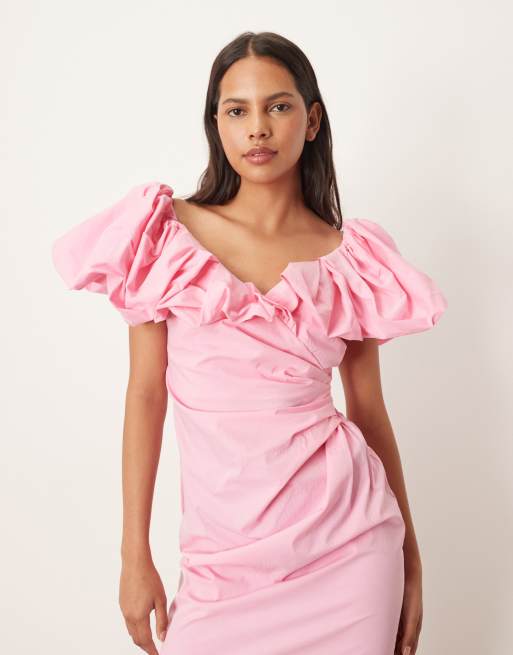 Vestido largo rosa fruncido con escote Bardot y mangas abullonadas de ARRANGE, 4 de 4