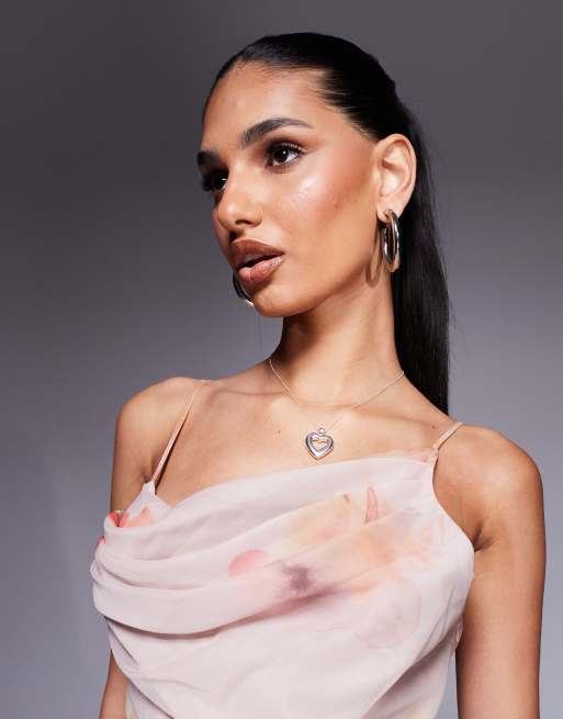 Vestido largo rosa pastel drapeado asimétrico con estampado floral y abertura de ASOS DESIGN, 3 de 4