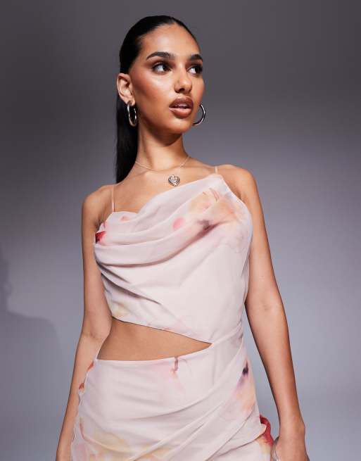 Vestido largo rosa pastel drapeado asimétrico con estampado floral y abertura de ASOS DESIGN, 4 de 4