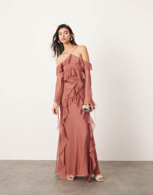 Vestido largo rosa pétalo con volantes, hombros descubiertos