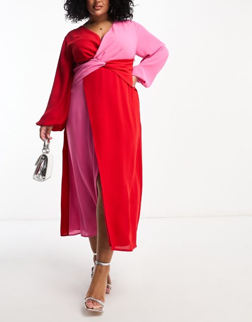 Vestido largo rosa y rojo con diseño en contraste y detalle anudado en la parte delantera de Pretty Lavish Curve