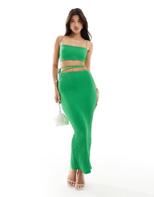 Vestido largo verde ajustado con detalle de abertura y lazada envolvente de tejido texturizado de Kaiia (parte de un conjunto)
