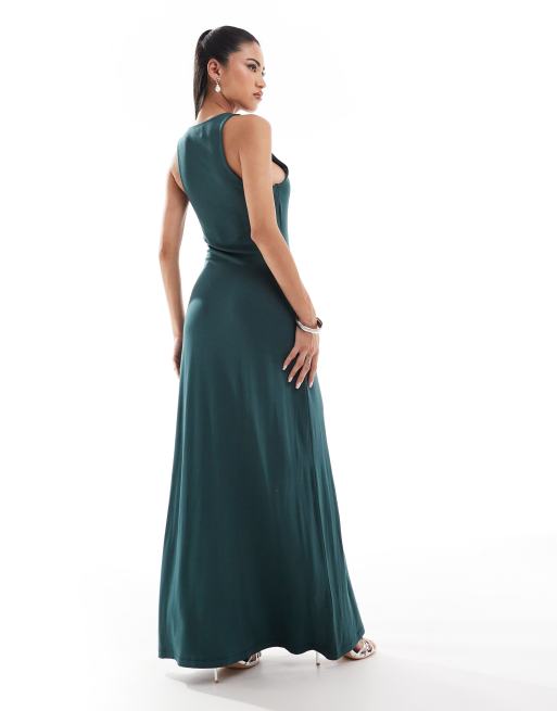 Vestido largo verde bosque con cuello ancho y bajo de corte amplio