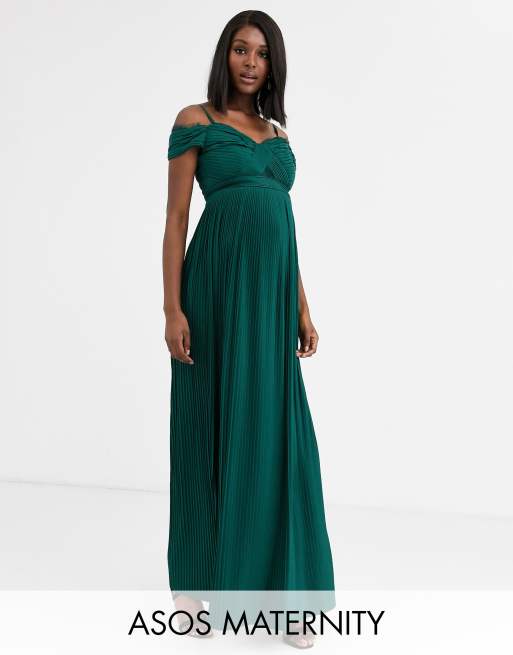 Vestido largo verde bosque plisado con escote Bardot y aplicaciones de encaje de ASOS DESIGN Maternity