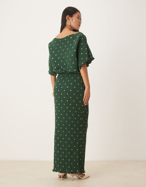 Vestido largo verde botella plisado con escote Bardot y acabado metalizado Tilly de Never Fully Dressed, 3 de 4