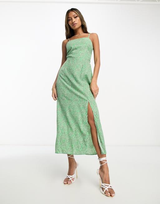 Vestido largo verde con estampado floral y lazada en la espalda de AX Paris