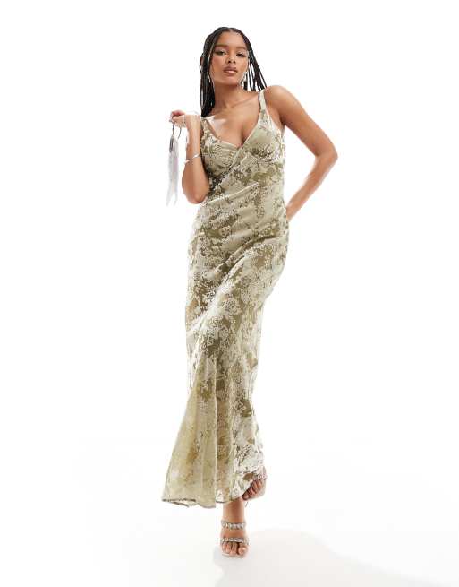 Vestido largo verde de terciopelo devoré de Mango