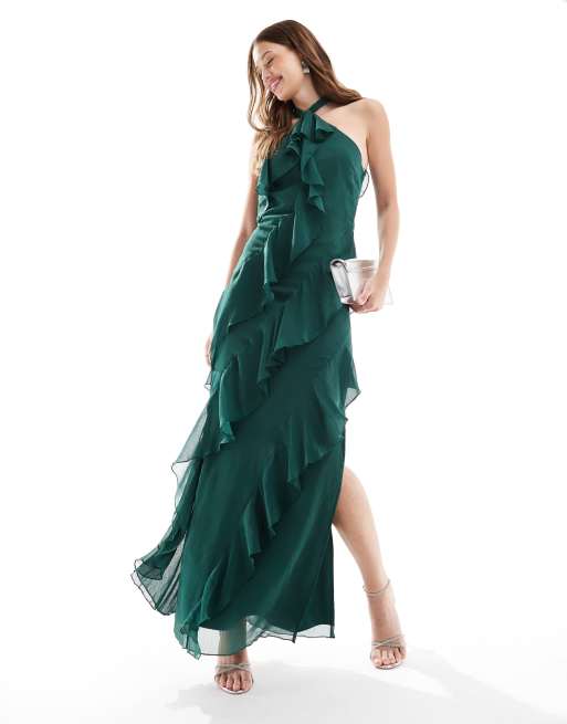Vestido largo verde esmeralda con cuello halter y volantes de Pretty Lavish