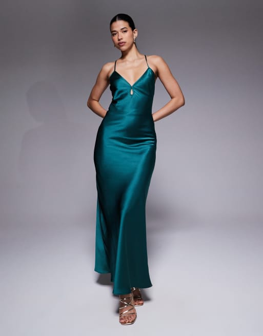 Vestido largo verde esmeralda de tirantes con espalda abierta y detalle de abertura delantera de satén de Aria Cove