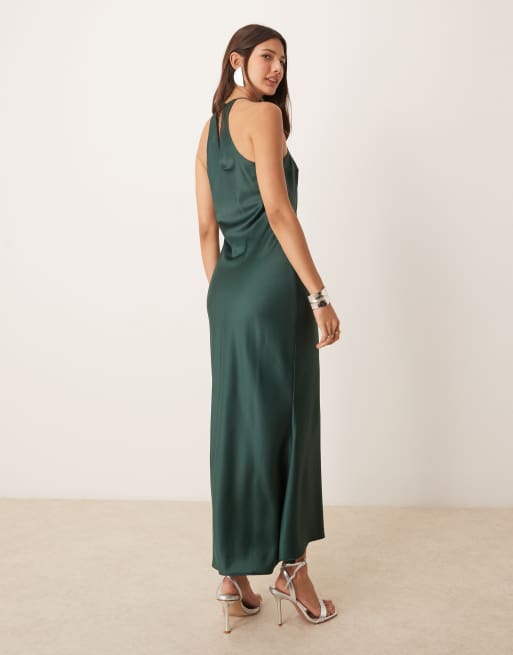 Vestido largo verde intenso de corte al bies con espalda de nadadora de satén de ASOS DESIGN, 3 de 4