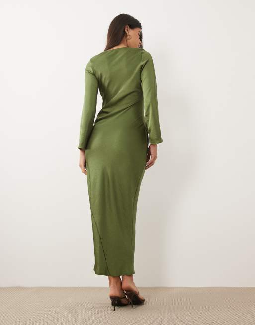 Vestido largo verde oliva acampanado de manga larga de satén de TFNC, 2 de 4