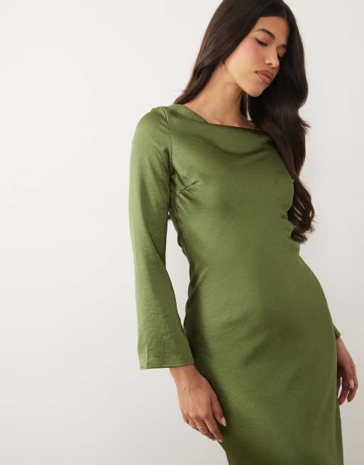 Vestido largo verde oliva acampanado de manga larga de satén de TFNC, 4 de 4