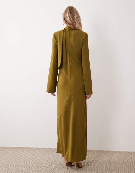 Vestido largo verde oliva con cuello alto y detalle de fular de ASOS DESIGN, 4 de 4