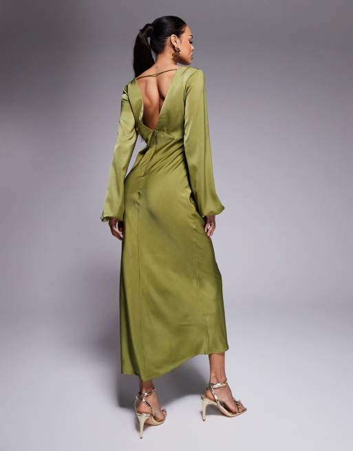Vestido largo verde oliva con cuello de pico y mangas blusón de satén de ASOS DESIGN, 3 de 4
