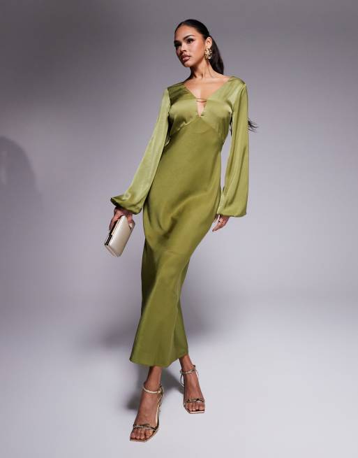 Vestido largo verde oliva con cuello de pico y mangas blusón de satén de ASOS DESIGN, 4 de 4
