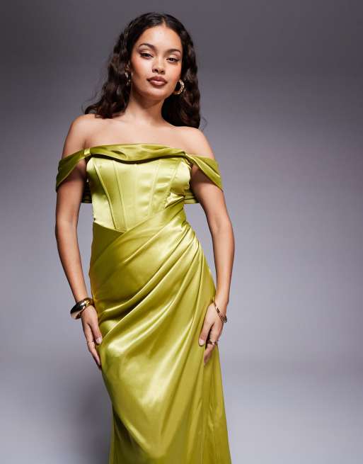 Vestido largo verde oliva con hombros caídos y diseño estilo corsé de satén de TFNC Petite, 2 de 4