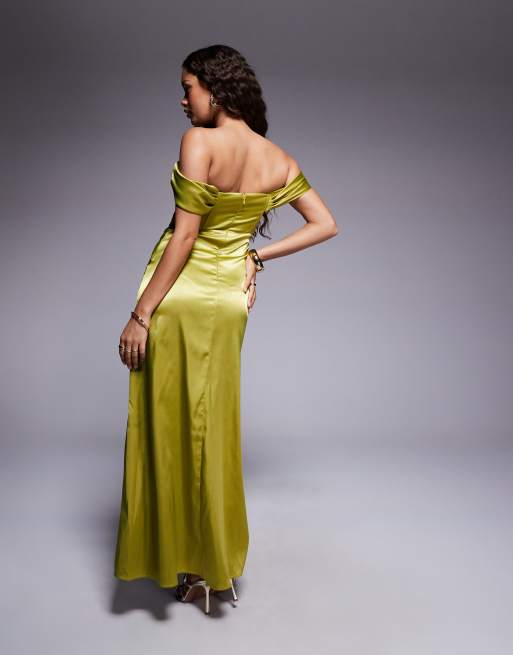 Vestido largo verde oliva con hombros caídos y diseño estilo corsé de satén de TFNC Petite, 4 de 4