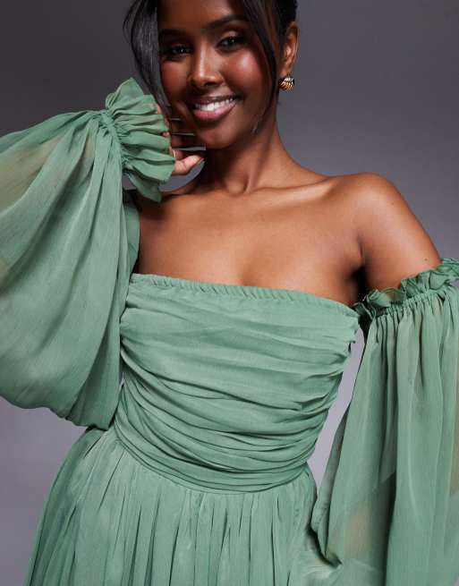 Vestido largo verde oliva con mangas globo y escote Bardot de Lace & Beads, 4 de 4