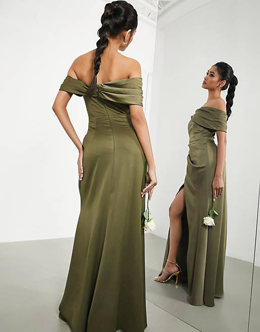 Tía Proverbio Alfombra de pies Vestido largo verde oliva drapeado con diseño cruzado y escote Bardot de  satén de ASOS Edition | ASOS