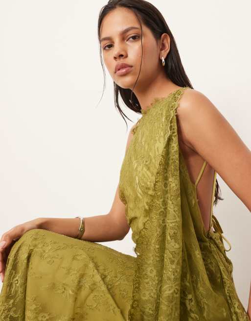 Vestido largo verde oliva drapeado con espalda al aire y bordes festoneados de encaje de ARRANGE, 2 de 4
