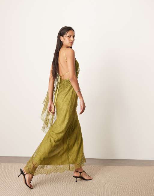 Vestido largo verde oliva drapeado con espalda al aire y bordes festoneados de encaje de ARRANGE, 3 de 4