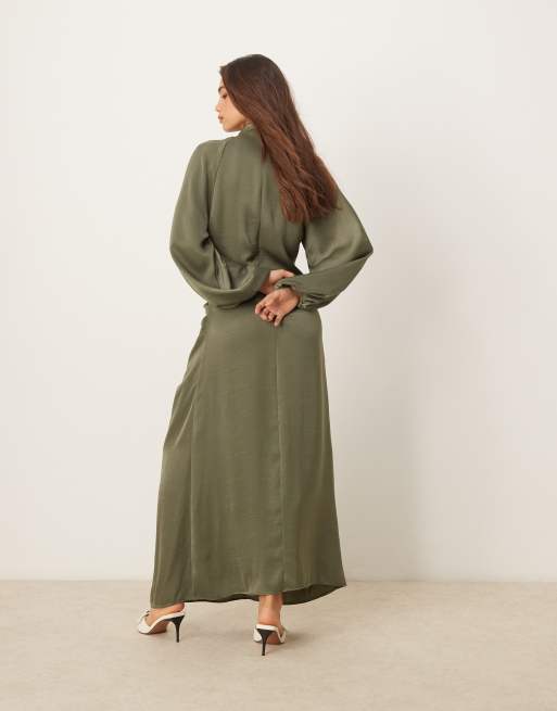 Vestido largo verde oliva drapeado con mangas blusón de satén de ASOS DESIGN, 4 de 4